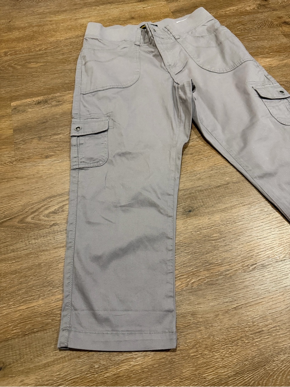 Lee Women’s Relaxed Fit Austyn Mid-Rise Cargo Capri Pants, Frost Gray, Size 10 - Picture 5 of 8